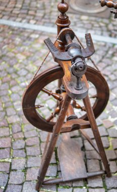 Açık pazarda dönen ahşap çarkın ayrıntıları