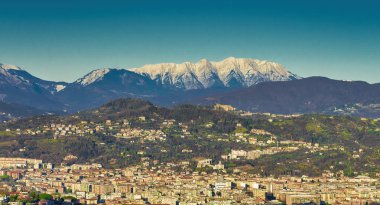 La Spezia 'nın havadan görünüşü İtalya' da güzel bir kasaba