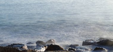 Güzel bir plajda gün batımı lerici uzun pozlama efekti