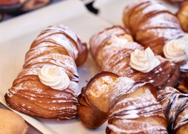 tipik napoletan kek bir pazarda, İtalya