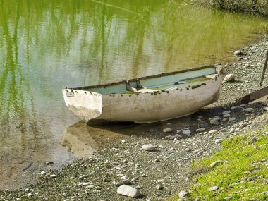 Toskana bir gölde paslı tekne detayları
