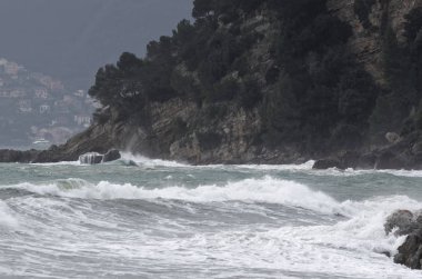 Lerici 'de şiddetli bir fırtına, La Spezia yakınlarında güzel bir köy.