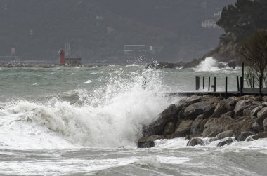 Lerici 'de şiddetli bir fırtına, La Spezia yakınlarında güzel bir köy.