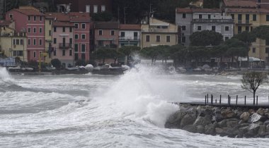 Lerici 'de şiddetli bir fırtına, La Spezia yakınlarında güzel bir köy.