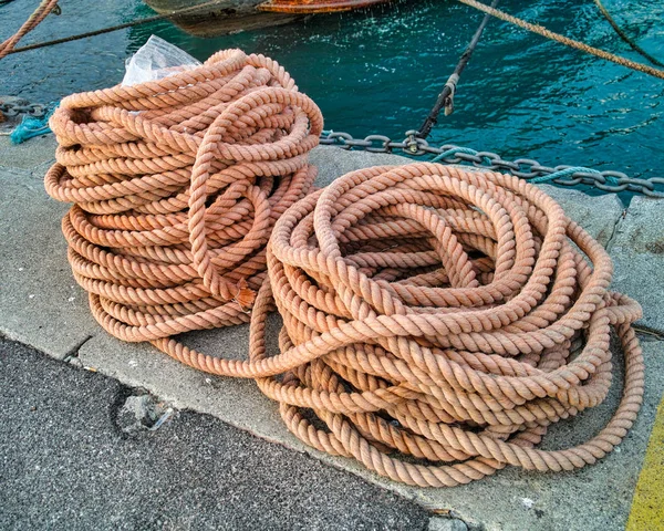 港のオレンジロープ — ストック写真
