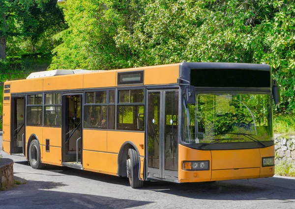 Naranja autobús esperar a los pasajeros — Foto de Stock