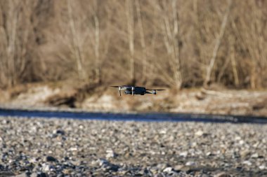 Nehri üzerinde uçan uçak