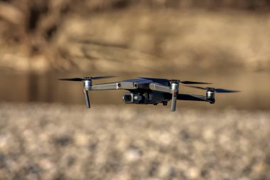 Nehri üzerinde uçan uçak