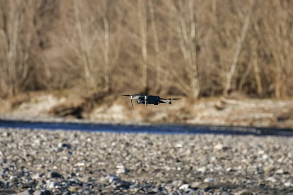 Drone volando sobre el río —  Fotos de Stock