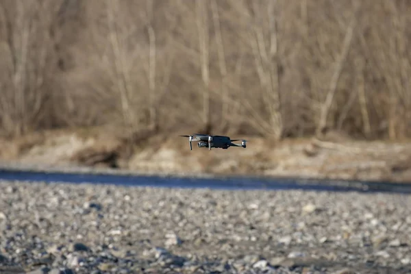 Drone che sorvola il fiume — Foto Stock