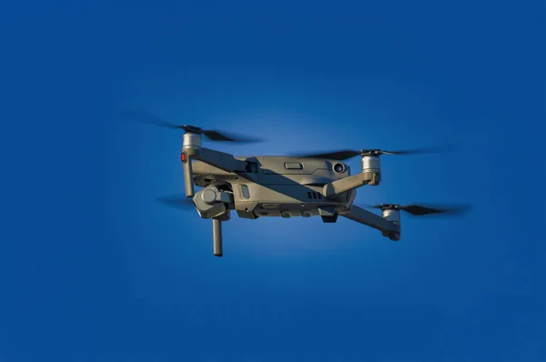 Drone volando sobre la cabeza contra el cielo azul —  Fotos de Stock