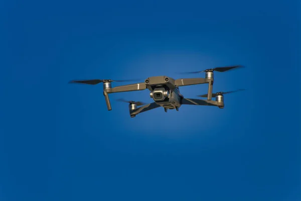 Dron lecący nad głową nad błękitnym niebem — Zdjęcie stockowe