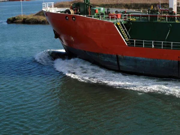 Nave vémica ultrapassa a nossa nave num canal da Europa do Norte — Fotografia de Stock