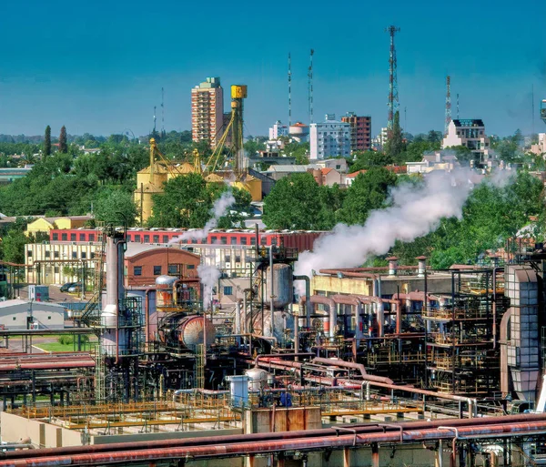 カンパナ近くのリオ・デッラ・プラタ川の化学工場 — ストック写真