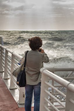 Kadın asma köprüde Sahibi Tusca 'da büyük bir fırtına var.