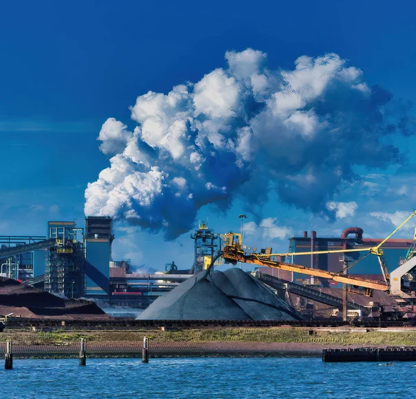 石炭を働かすための発電所 — ストック写真