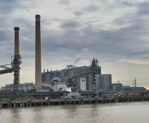 Електростанція, яка використовує вугілля для роботи — стокове фото
