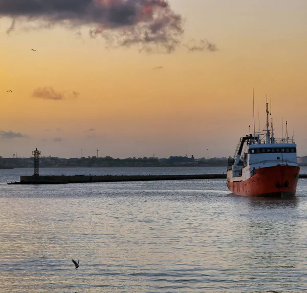 Red fishing boat enter in montevideo harbour — Stock Photo, Image