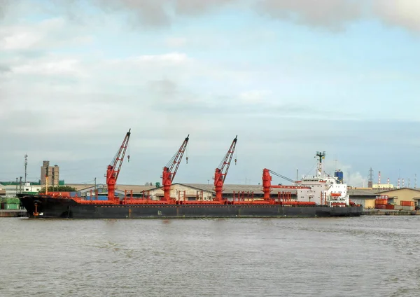 Pormenores do navio graneleiro no porto de Abidjan — Fotografia de Stock