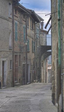 Virgoletta. Lunigiana 'da Aulla yakınlarında küçük bir ortaçağ köyü.