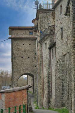 Virgoletta. Lunigiana 'da Aulla yakınlarında küçük bir ortaçağ köyü.