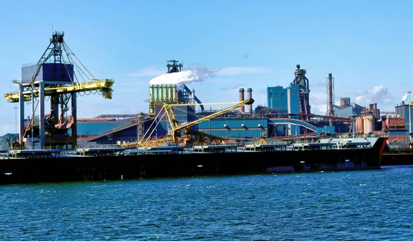 バルク船で北ヨーロッパの港に木炭を積み込む — ストック写真