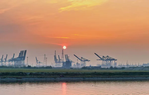 Nascer do sol no porto de antwerp — Fotografia de Stock