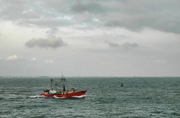 파라나과 항구에 있는 빨간 어선단 브라질 — 스톡 사진