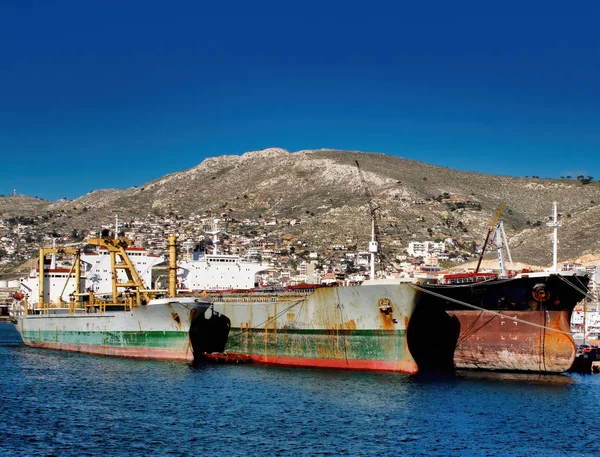 Rusty ship in piraeus harbour — Stock Photo, Image