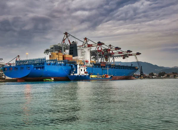 Navio contentor azul em um porto — Fotografia de Stock