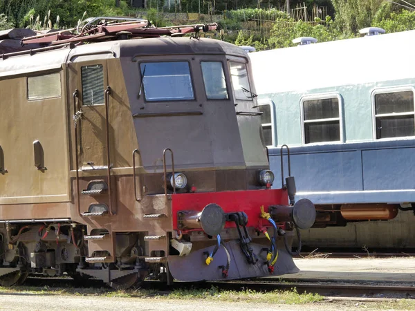 Vieux train brun dans une gare — Photo