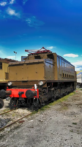 Vieux train brun dans une gare — Photo