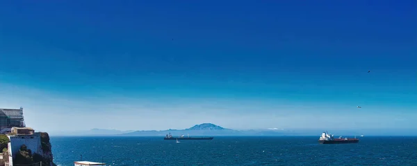 Loď na kotvě v gibraltarské zátoce — Stock fotografie