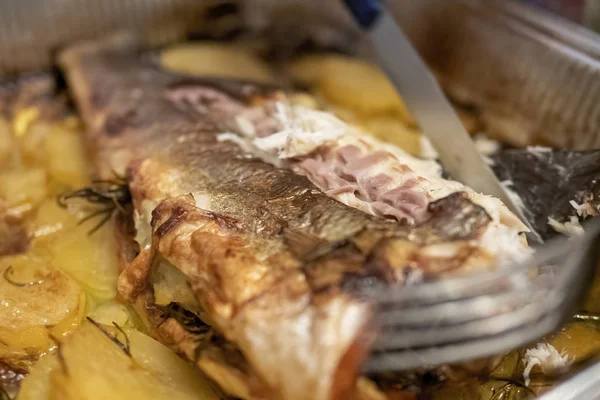 감자로 조리한 이탈리아 스파루스 오라타 생선 — 스톡 사진