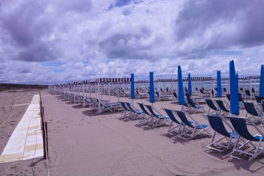 Italyan kumlu plaj Marina di Vecchiano yakınında pitoresk görünümü