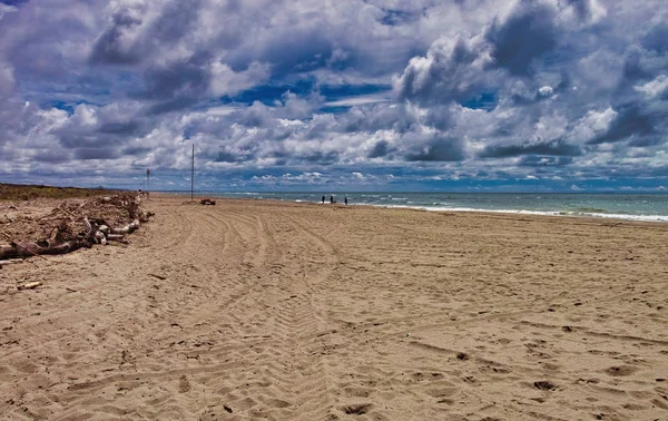 Malebný pohled na italskou písečnou pláž Marina di Vecchiano nedaleko — Stock fotografie