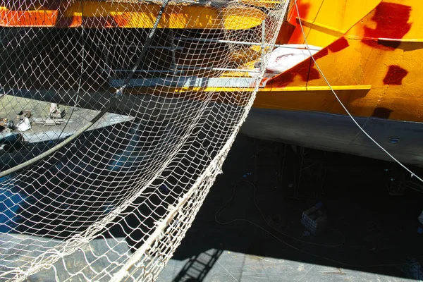 Sprzęt bezpieczeństwa netto używany przez Drydock burz i statek — Zdjęcie stockowe