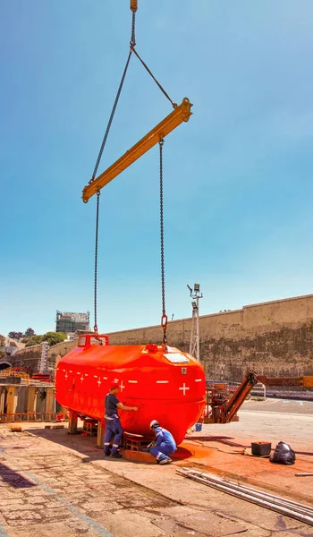 Manutentio de barca de salvare într-o curte de nave — Fotografie, imagine de stoc