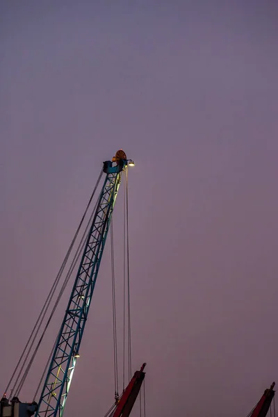 Detail van mobiele ctane in een haven tijdens de nacht — Stockfoto