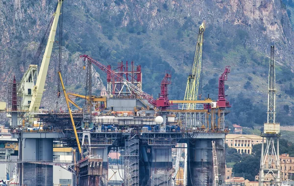 Drilling platform in costruction in palermo shipyard — Stock Photo, Image