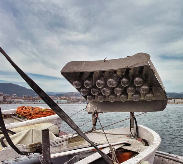 Detalle del atractor de luz de pesca en un pequeño barco Imagen de archivo