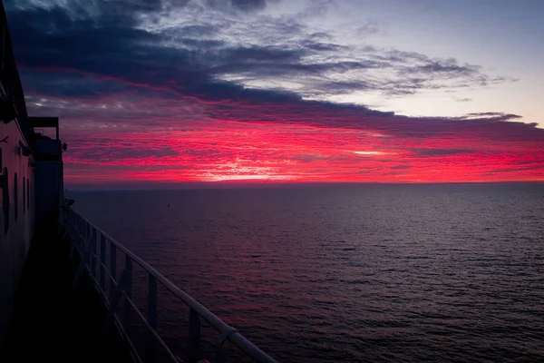 Sunset at sea on board a merchant vessel during navigation in th — Stock Photo, Image