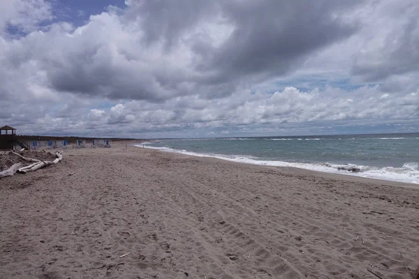 Schilderachtig uitzicht op het Italiaanse zandstrand Marina di Vecchiano in de buurt van — Stockfoto