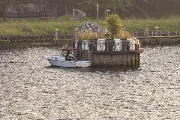 Деталь човна з двома людина риболовля в річці недалеко від Амстердама — стокове фото