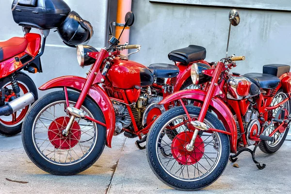 Dettaglio di rosso due vecchie moto — Foto Stock