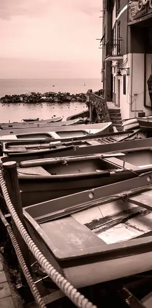 Rybářská loď v Riomaggiore, černá a bílá konverdika — Stock fotografie
