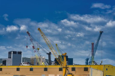 Genova Harbour vlue gökyüzü karşı vinç