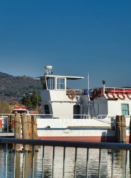 Barco de ferry no lago trasimeno — Fotografia de Stock