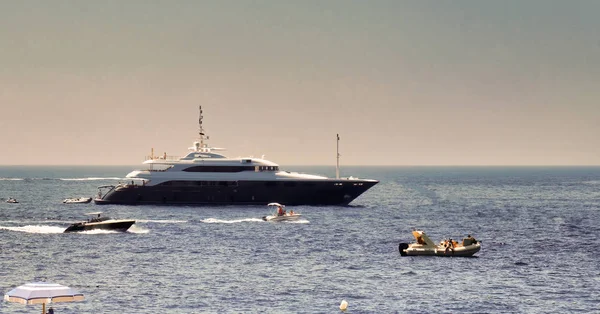 Sehr schöne Luxusjacht auf Capri — Stockfoto