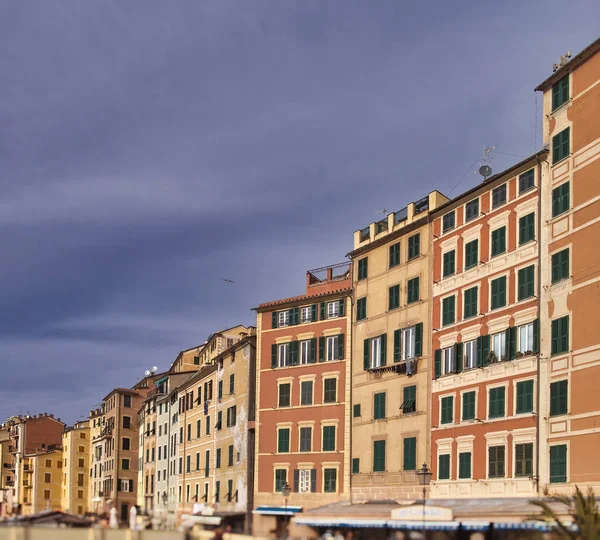 Színes mediterrán riviéra part. Panorámás kilátás Camogli to — Stock Fotó